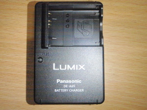 P002-04-65B Panasonic製純正バッテリーチャージャー DE-A65