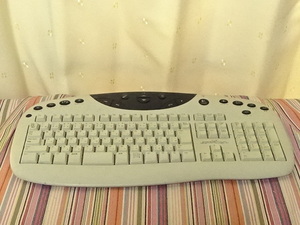 ▲Logitech Cordless Keyboard Y-RF21 ロジテック　ワイヤレス　キーボード　本体のみ