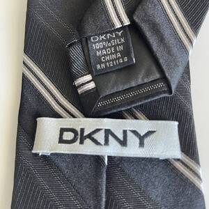 DKNY (ダナキャランニューヨーク) 黒グレーストライプネクタイ