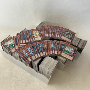 c395-28 80 トレーディングカード 遊戯王 KONAMI TCG デュエルモンスターズ まとめて 1000枚以上 大量セット 重複多数 ケース 値札 地 水