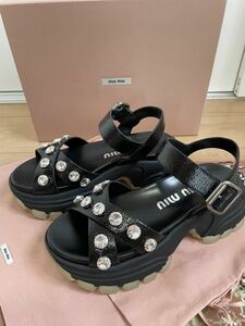 ☆新品 未使用 ミュウミュウ miu miu ☆大粒ビジュー つき☆クラックレザーアンクルストラップサンダル☆ブラック☆黒☆サイズ37 2/1☆