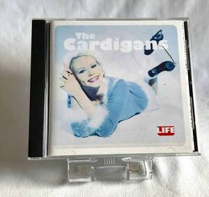 国内盤CD The Cardigans Life 16曲収録。アーティスト写真イメージ写真多数掲載によるページブックレット仕様。 歌詞対訳解説付き