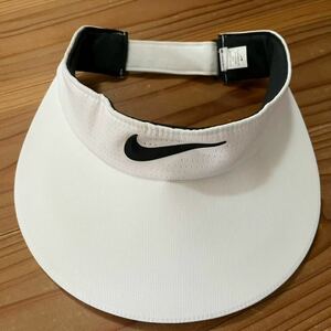 送料込み！NIKE ツバひろ 軽量 サンバイザー 白 ホワイト Nナイキ スポーツ スウォッシュ GOLF ゴルフウェア 帽子 ゴルフサンバイザー