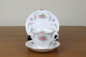 ロイヤルアルバート　トランキュリティ　トリオ　カップ＆ソーサー　ケーキ皿　薔薇　イギリス　ROYAL ALBERT　ヴィンテージ　　L45