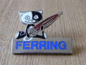 古い ピンバッジ : FERRING 傘を持つネコ 猫 キャット 動物 キャッツ ピンズ #T