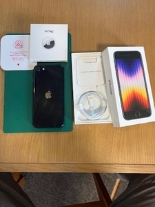 iPhone SE3 Apple 128GB 黒　美品　Air Tag　おまけ付き