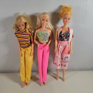 Barbie Doll Lot 3 Dolls With Clothes 1 is from Hong Kong 3rd Doll on Right 海外 即決