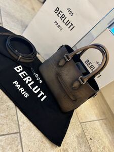 未使用に近い 超美品 Berluti ベルルッティ トゥジュール ガリバー オリーブ アンジュール ジュルナリエ フュギィア カヤ 出品中です