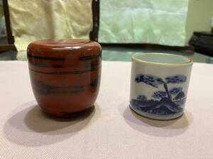 抹茶道具茶入れ棗蓋置2点セット、茶入れ棗根来塗、磁器染付蓋置、珍品、漆塗り、染付、茶道具、裏千家、表千家、抹茶道具、蓋置、棗