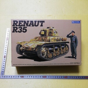 ☆地　1/35 グンゼ産業　RENAUT R35 ルノー 　独軍仏軍仕様　敬礼姿の独戦車兵１名　フランス戦車兵２名　連結式キャタピラ　未組立　　　