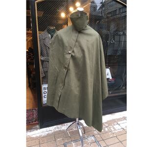 ヨーロッパ古着1950s イギリス軍 グランドシートケープ ground sheet cape ゴム引き ケープ 英国軍物 アシンメトリーケープ グリーンMV 636