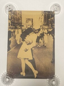 「アルフレッド・アイゼンスタット　勝利のキス　1945」ポスター　クラフト紙製　FIRE＿SALE　管理番号FG1　M-9