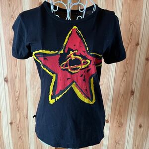 美品！ヴィヴィアンウエストウッド☆ Vivienne Westwoodコラボオーブと星のTシャツ肩にドクロ刺繍入り☆ ANGLOMANIA☆Lee