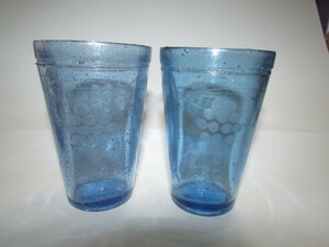 (　旧家・蔵出し　)　明治時代・須賀川ガラス　(　全面気泡のある葡萄を彫り込んだ青色グラス・２客　）・貴重・大珍品