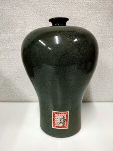 豊20179/1A〇南紀徳川家 青磁 ツボ 壺 花瓶 花草紋 高さ約32cm〇