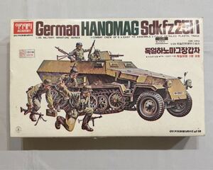 （ア）【C-196】未組立　ACADEMY German HANOMAG Sdkfz251/1 1/35 MILITARY MINIATURE SERIES 