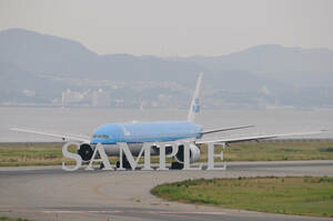 D【航空機写真】Ｌ版４枚　KLMオランダ航空　B777-306　関西空港