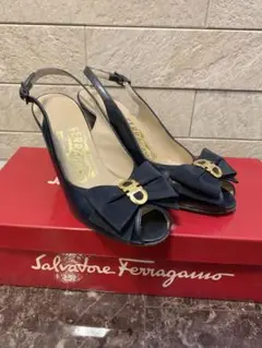 Salvatore Ferragamo ネイビー リボンモチーフハイヒール