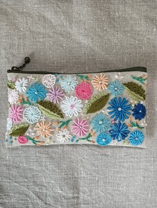 ハンドメイド＊手刺繍＊リネン＊ポーチ＊花刺繍ビーズ飾り＊ファスナー開閉