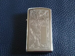 【半世紀の歴史♪】 ZIPPO 1975年？ ヴィンテージ スリム 両面デザイン ヴェネチアン 唐草模様 植物 キャンプ アウトドア 防災 