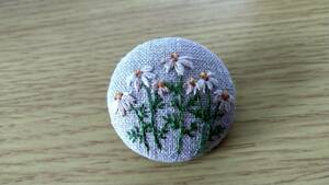 白いお花の　刺繍ブローチ