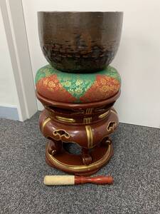 #25 美品 手打ち 大徳寺リン 1尺 木製朱塗 丸金台セット 丸布団 直径約28cm 総高さ58cm 現状品