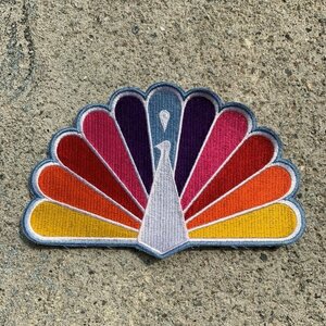 【15.5㎝×24.7㎝】NBC レインボーピーコック 刺繍ワッペン■ビンテージ オールド レトロ アメリカ古着 パッチ クジャク No.2