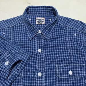 美品 PHERROW’S SHIRT STORMY BLUE MFG スタンダードカラーシャツ サイズＬ15 1/2 ブルー色に白色細線のチェック柄 第1ボタンはダブル仕様