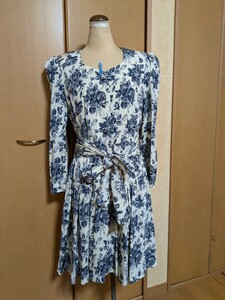 582中古オフホワイトに青花柄長袖膝丈ワンピース肩パッド入り