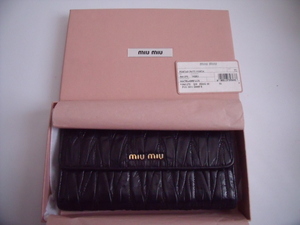 美品 箱付き レア！◆ miumiu ◆ ミュウミュウ ◆ マテラッセ レザー素材 ◆ 3つ折り 長財布 ウォレット ◆ 黒 ブラック系 ◆ 送料無料！！