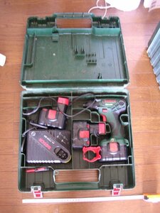 ■AL1450DV BOSCH 工具要充電器 へたった充電池2個つき 動作品完全JUNK おまけで難ありインパクトドライバと電池とケース付けます