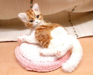 羊毛フェルト☆猫ネコねこちゃん☆ピンク色のベッド付き☆ハンドメイド