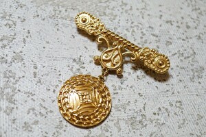 1106 TRIFARI/トリファリ 海外製 ブランド ゴールドカラー ブローチ ヴィンテージ アクセサリー アンティーク 装飾品