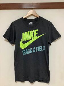 に1157 NIKE ナイキ ロゴプリントTシャツ 半袖Tシャツ S ダークグレー スリムフィット TRACK&FIELD