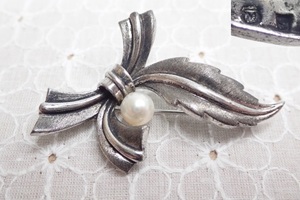 L142　ヴィンテージ　ブローチ　ミキモト　シルバーパール　リボンデザイン　本真珠　7mm玉　MIKIMOTO　Japanese　Vintage　pearl　brooch