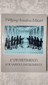 楽譜 輸入フルスコア 大型(30.5×23㎝ 750g) Mozart 17 DIVERTIMENTI FOR VARIOUS INSTRUMENTS モーツァルト ディベルティメント 17曲