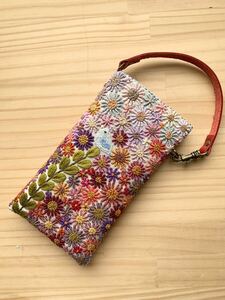 お花の手刺繍　スマホポーチ 本革持ち手赤色　バッグのハンドルに掛けられます　たくさんの花の手刺繍