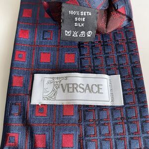 VERSACE （ヴェルサーチェ）ヴェルサーチ紺赤スクエアワンポイントメデューサロゴネクタイ