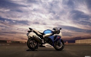 スズキ GSX-R 1000 ブルーホワイト 絵画風 壁紙ポスター ワイド版 603×376mm（はがせるシール式）001W2