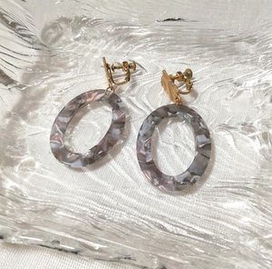 グレーアート柄丸型輪イヤリング/ジュエリーアクセサリー/宝飾 Gray art pattern round ring earrings / jewelry accessories