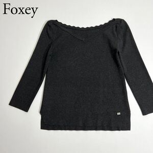 美品 FOXEY NEW YORKフォクシーニューヨークニット　セーター ロゴプレート　七分袖　ダークグレートップス　Vネック　レディース