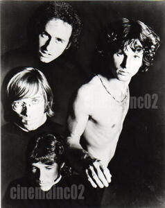 ザ・ドアーズ The Doors/見上げるメンバー4人の写真・白黒