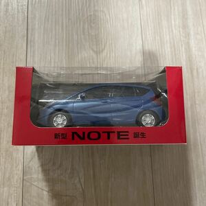 日産ノートNISSAN NOTE ミニカー クルマと人を見つけて止まる　ミニカー