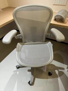 未使用品 新品 Herman Miller ハーマンミラー　アーロンチェア リマスタード ミネラル ナイロン脚 フル装備 Aサイズ 本革肘掛　原価30万