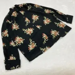 《レディース》美品　Mサイズ　バラ柄プリント　黒　シャツ　日本製