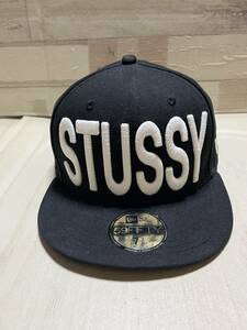 【希少】STUSSY × NEW ERA ビッグロゴ 7 3/8 (58.7cm) 刺繍入りベースボールキャップ 限定コラボモデル キムタク着