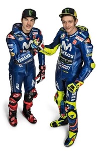 海外 高品質　送料込み　バレンティーノ・ロッシ VR46 MOTOGP レザーレーシングスーツ　サイズ各種　パンチング　レプリカ カスタム 4