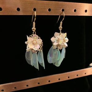 新品【ハンドメイド】お花ピアス＊透明感＊プレゼントにも＊水色　CR-E2①