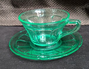 緑色ウランガラス　コーヒー／紅茶　カップ＆ソーサー　Coffee/Tea Cup&Saucer 大正、昭和レトロ　ビンテージ　当時物 アンティーク