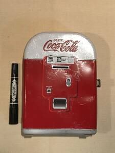 Ａ8168●昭和レトロ 【Coca-Cola コカコーラ】自販機型 貯金箱 缶ケース 約22×16×7㎝ 下側にクッション貼り付けあり キズ汚れなどあり